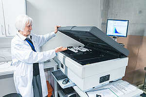 Projekta vadītāja Dr.chem. Gunta Ķizāne, strādājot LU Ķīmiskās fizikas institūtā. Foto: Toms Grīnbergs, LU KID.