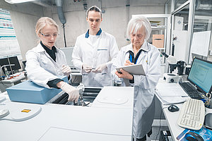 Projekta vadītāja Dr.chem. Gunta Ķizāne ar laborantu Ričardu Kovaldinu un pētnieci Līgu Avotiņu LU Ķīmiskās fizikas institūtā. Foto: Toms Grīnbergs, LU KID.